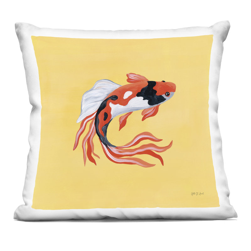 Koi sur un coussin décoratif imprimé par Yvette St. Amant, Jaune