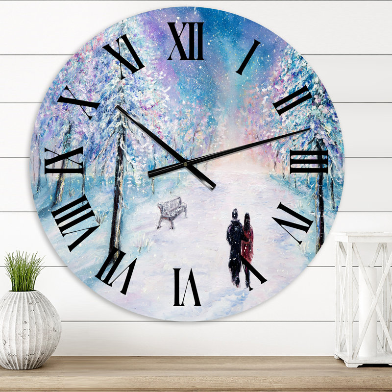 Couple dans un parc pendant l'hiver enneigé - horloge murale traditionnelle, Petit