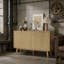 Buffet cannelé Cerda avec tablettes réglables, conception moderne et pieds en bois stables pour une utilisation polyvalente à la maison.-184449167