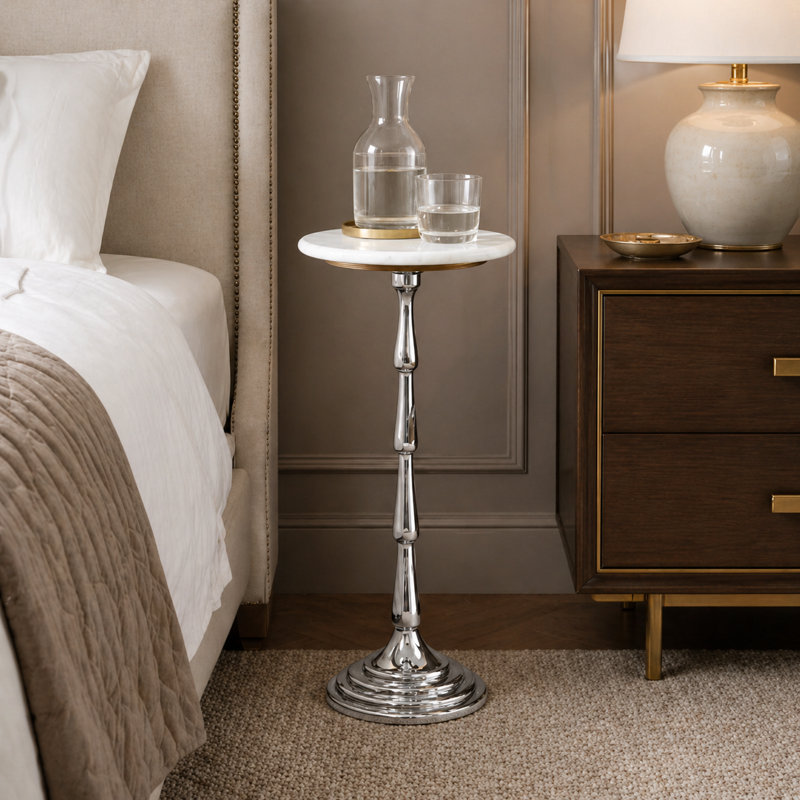Table à boisson argentée avec plateau en marbre blanc | Table de bout décorative moderne | Table d'appoint à base en aluminium | Table d'appoint pour le salon | 10 x 10 x 26 po
