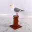 Statue de mouette sur un poteau