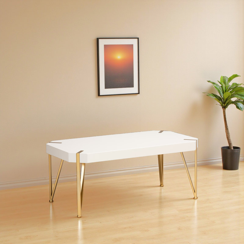 Table basse rehaussée en métal blanc et doré brossé H 17,71 po x l 43,38 po x P 22,75 po Reid