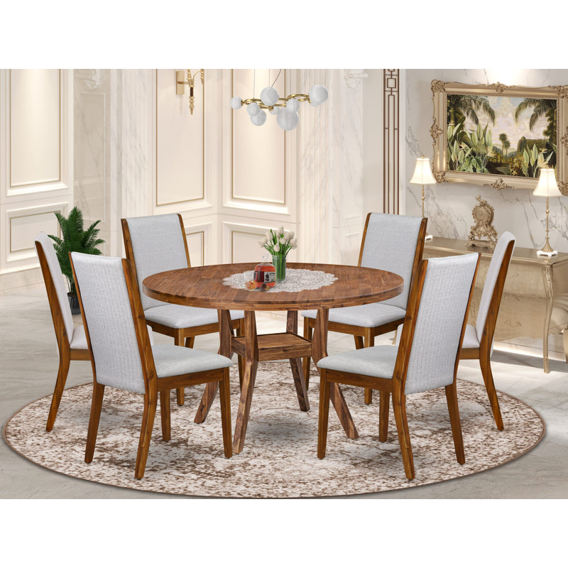 L'ensemble de cuisine 7 pièces se compose d'une table de salle à manger à piédestal et de 6 chaises rembourrées en tissu de lin gris avec dossier haut - finition noyer antique