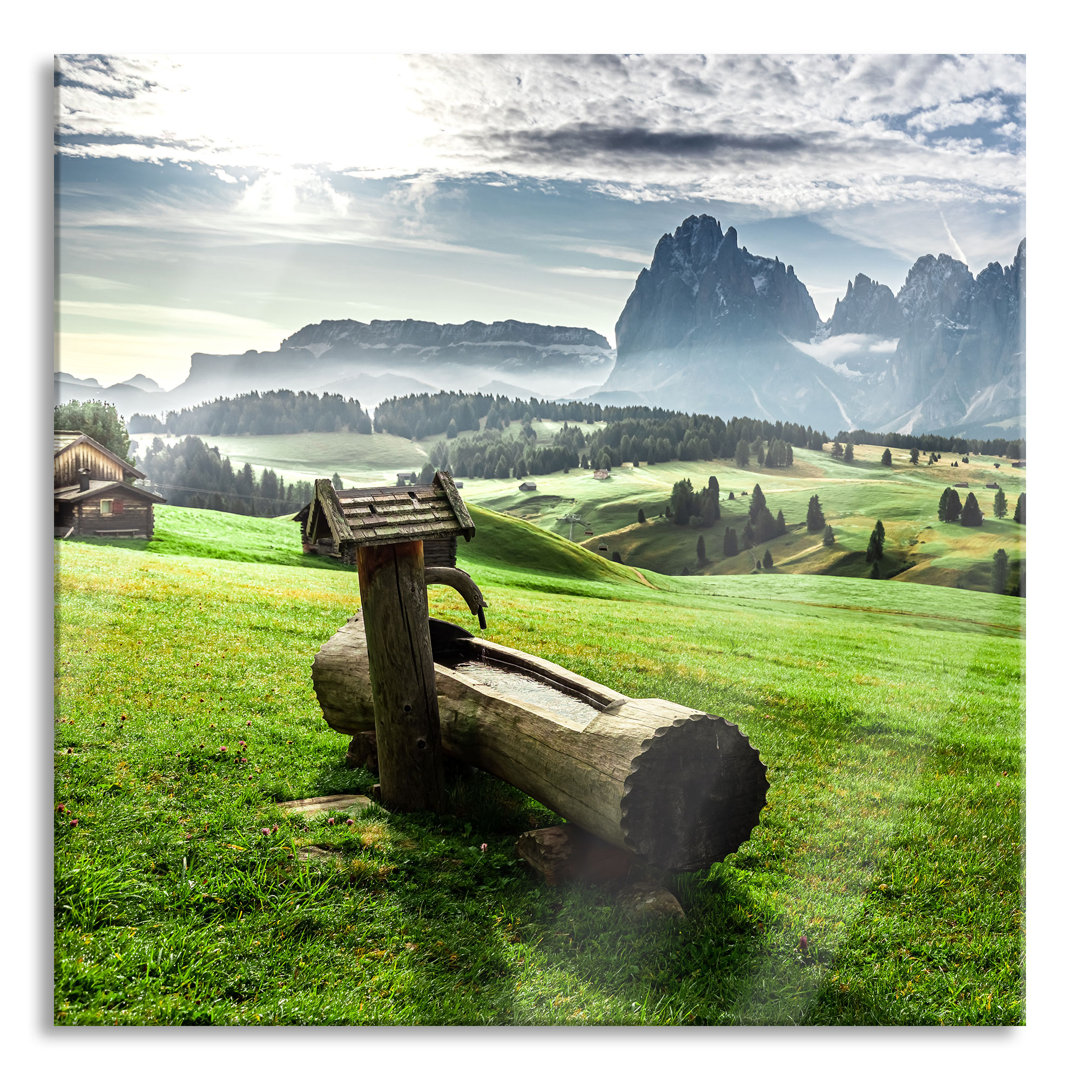 Glasbild Wassertrog auf einer Wiese in den Dolomiten