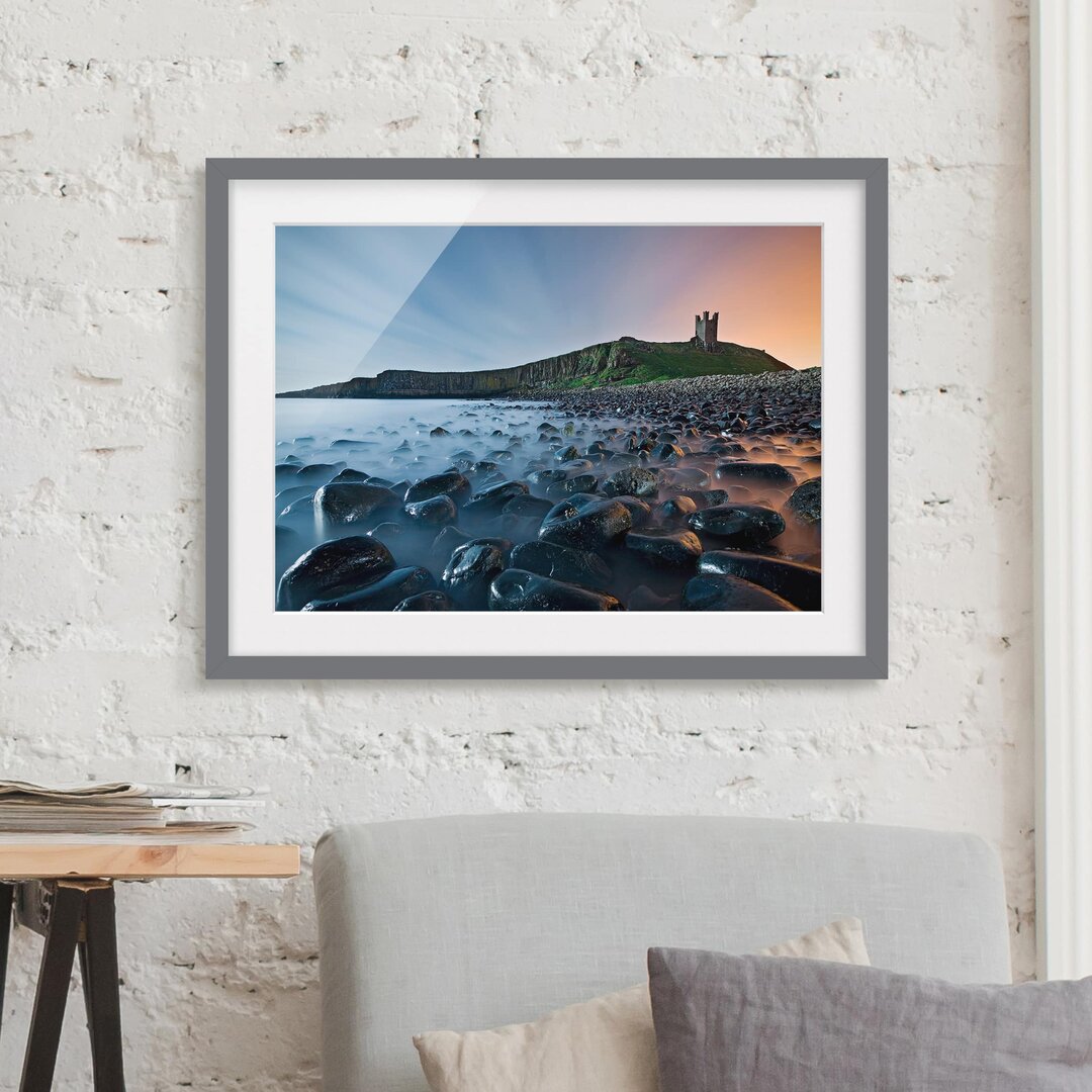 Gerahmtes Poster Sonnenaufgang mit Nebel bei Dunstanburgh Castle