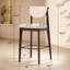 Tabouret de bar et de comptoir rembourré de style milieu du siècle, avec structure en bois massif, dossier incurvé, siège et repose-pieds rembourrés.-674766978-674766989