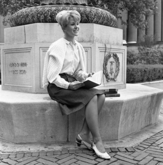 Jolie jeune femme assise sur un monument au Campus de l'Université, affiche (24 x 36)