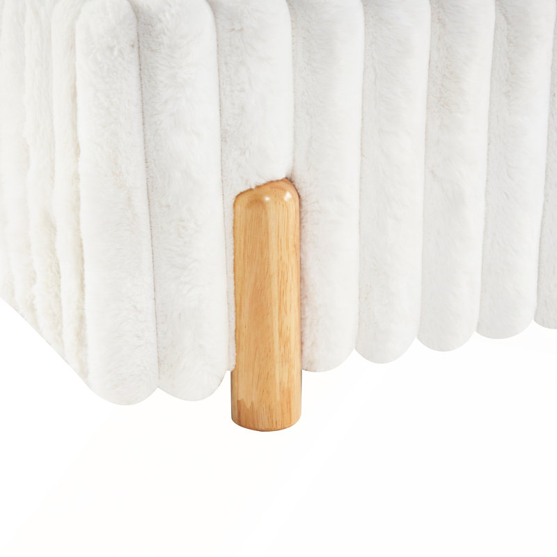 Lit tapissier grand et blanc avec tête de lit ondulée et coutures verticales