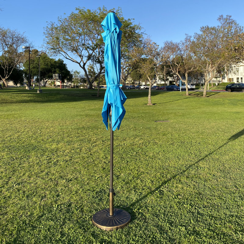 Parasol de marché carré 6,5 pi avec support / base Mirjka - couleur bleue