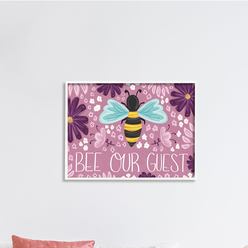 «Bee Our Welcome Welcome», fleurs de chalet mauves par Emily Cromwell, H 24 po x l 30 po, Cadre gris
