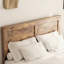 Structure de lit plateforme en bois robuste avec beaucoup de rangement sous le lit, offrant une surface de sommeil stable et un assemblage facile pour une chambre confortable