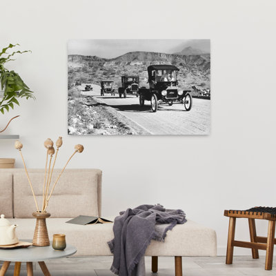 «1960S Line of 1920S Model T and 1930S Model A Ford Automobiles on Gravel Road in Southwest USA, rétro, rétro, paysage naturel, art mural