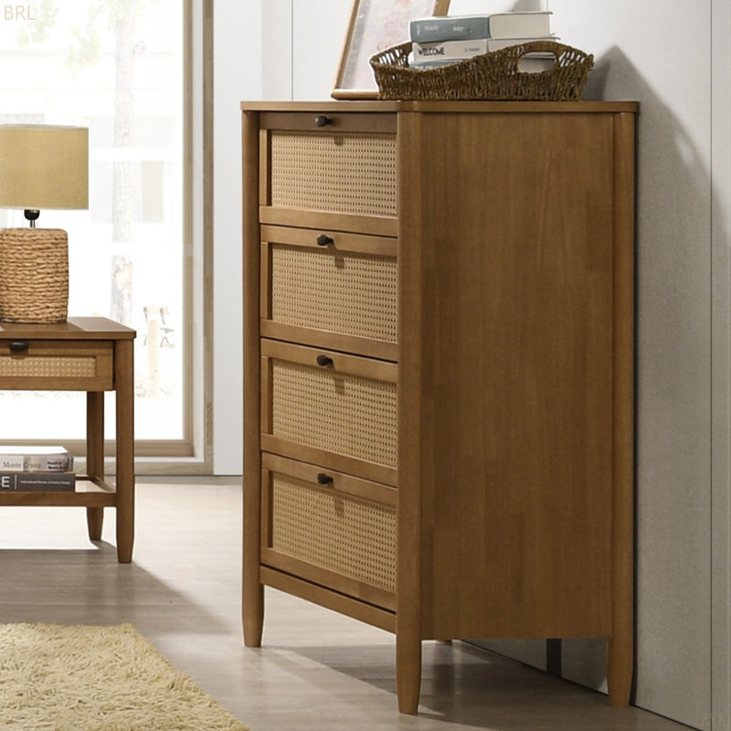 Il a un design en rotin naturel sur les façades des tiroirs, ce qui lui donne une sensation confortable et rustique. Parfait pour ajouter une touche de nature à votre espace tout en offrant du rangement.