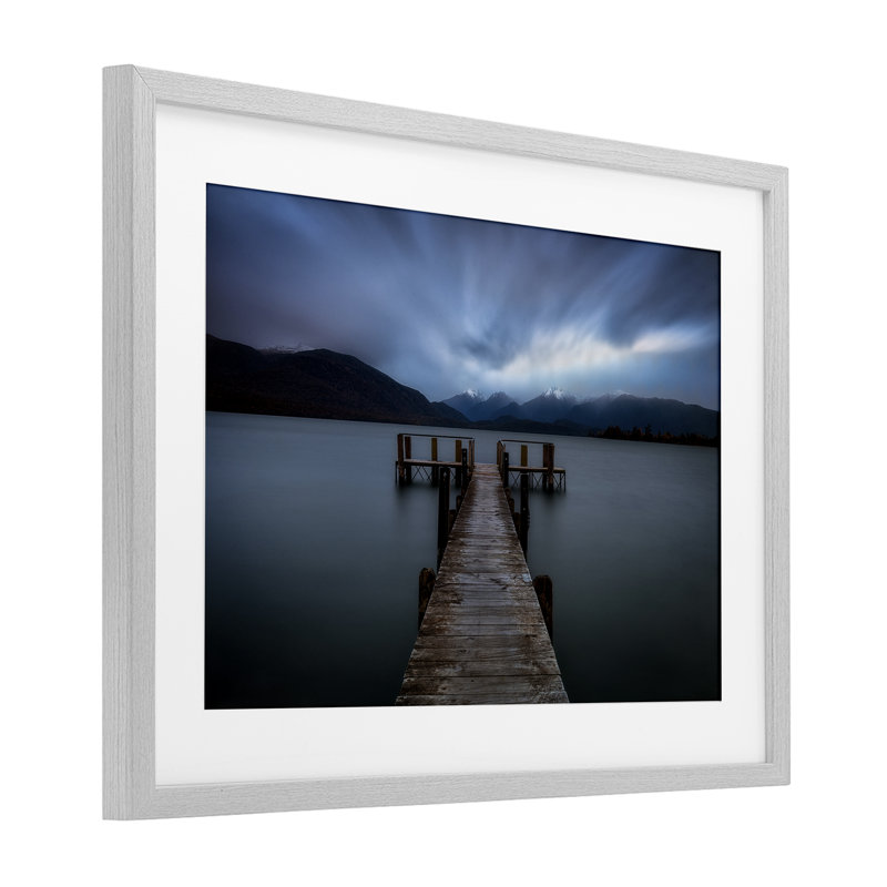 Te Anau Pier at Dusk, reproduction encadrée sous verre, conception de Lincoln Harrison, H 14 po x l 20 po