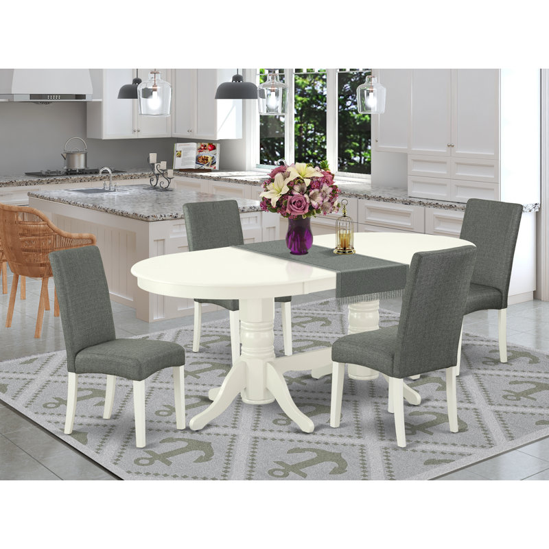 Cet ensemble de 5 pièces comprend une table de salle à manger ovale avec une rallonge papillon et 4 chaises Parson rembourrées en lin gris, blanc lin
