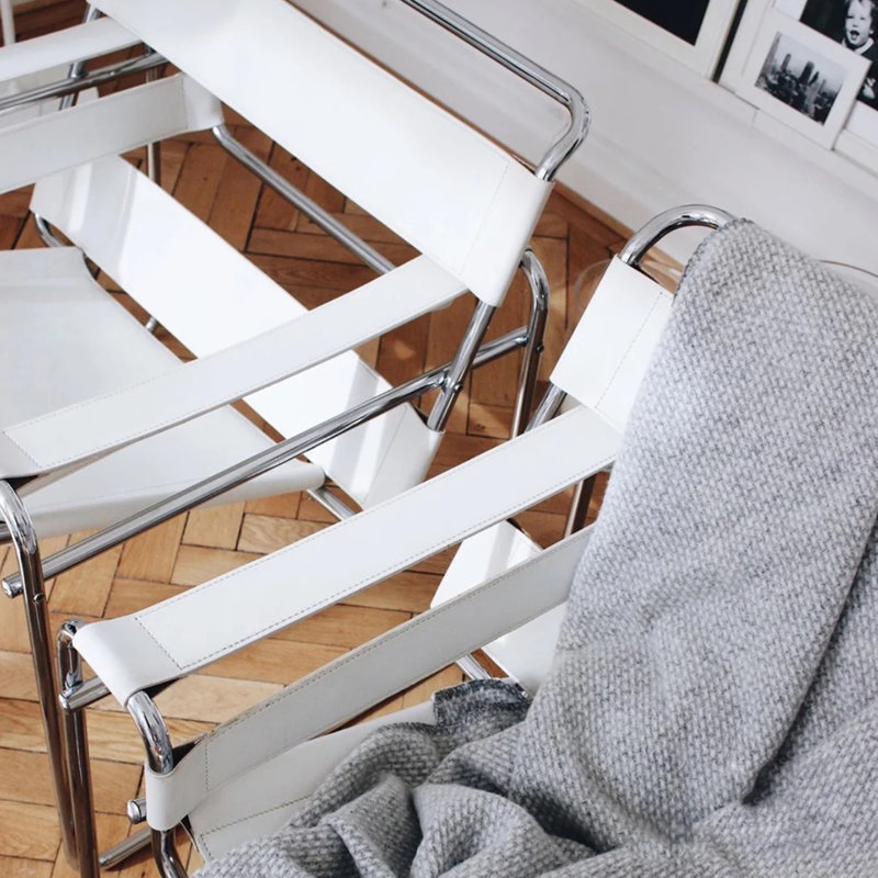 Fauteuil d'appoint Torvehallerne avec structure en acier inoxydable - Design moderne, sièges confortables, Simili cuir blanc