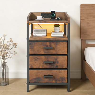 Table de chevet industrielle 26,4 pouces avec prises et ports USB, tiroirs en tissu, table de chevet rustique pour chambre à coucher, salon, bureau