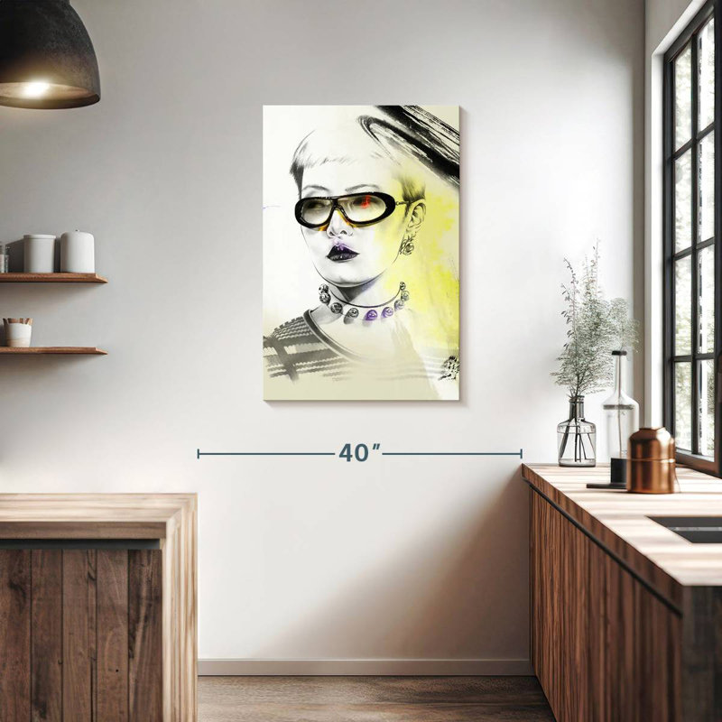 Femme Leisha avec des lunettes, H 36 po x l 24 po