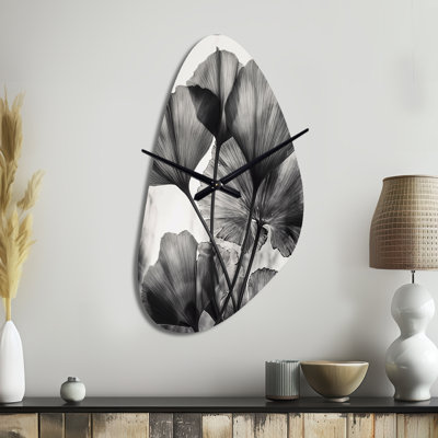 «Tropical Ginkgo Leaves II» - Horloge asymétrique en métal à feuilles