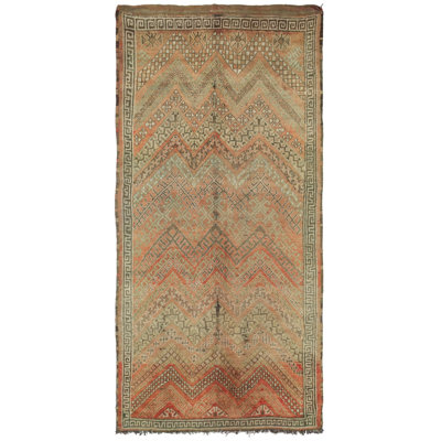Tapis marocain rectangulaire en laine de style marocain unique 6 pi 4 po x 12 pi années 1940