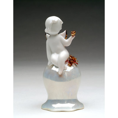 Petit chérubin en porcelaine fine assis sur une cloche - 9,5 cm (3 3/4 po) de hauteur