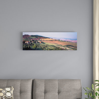 Paysage de campagne, lotissement Monticchiello, Pienza, province de Sienne, région de Toscane, Italie par Panoramic Images - reproduction d'art sur toile tendue sur châssis