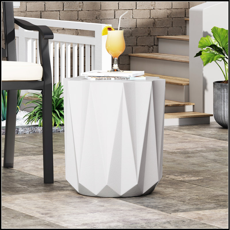 Table d'appoint d'extérieur en béton léger avec motif géométrique et plateau en étoile à dix branches, parfaite pour les espaces modernes et élégants