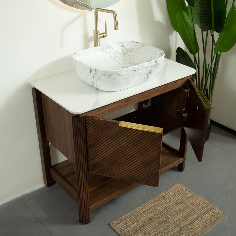 Meuble-lavabo autoportant moderne de 36 po avec lavabo vasque en marbre, dessus en pierre frittée Carrara et portes en bois cannelé, rangement à fermeture en douceur, noyer foncé