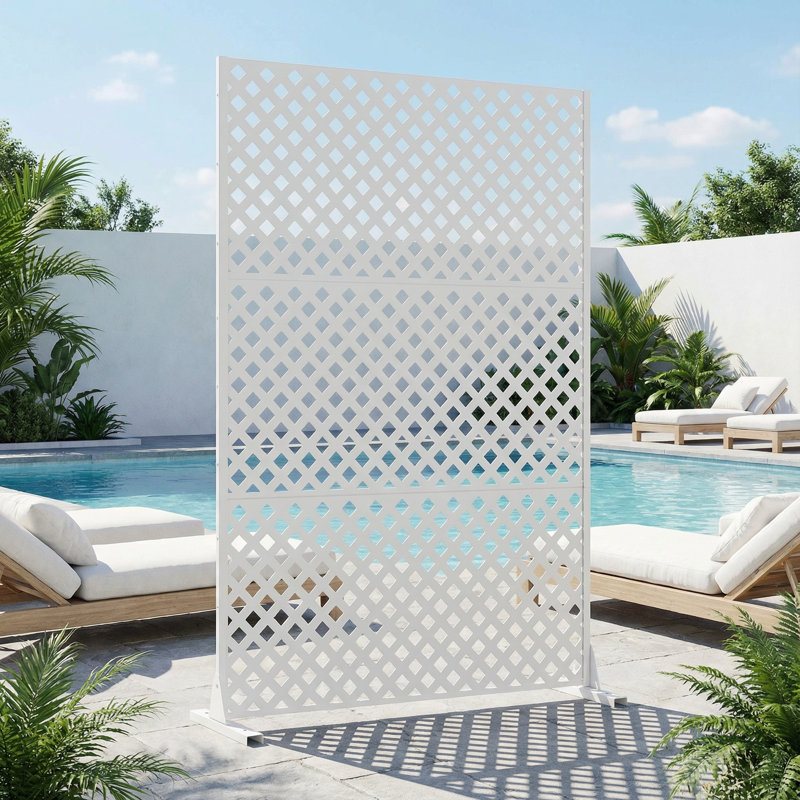 Panneau de clôture d'intimité en métal avec motif élégant, Blanc, 72" H x 47" W x 16" D, 1