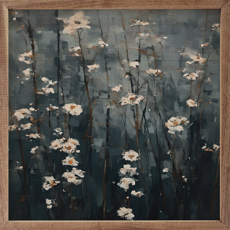"Fleurs blanches dans un champ sombre" sur bois, H 24 po x l 24 po x P 1,5 po