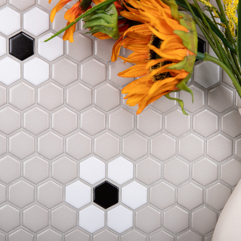 Carreau de mosaïque en porcelaine nid d'abeille 1 po x 1 po Value Series, Gris / blanc et fleur noire