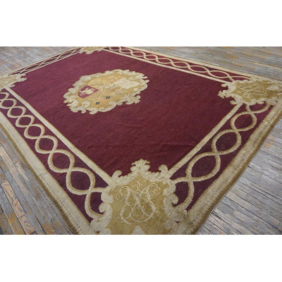 Tapis Axminster anglais ancien, tissé à la main, en laine, à médaillon floral rouge bordeaux, datant des années 1860. Dimensions : 274 cm x 404 cm.