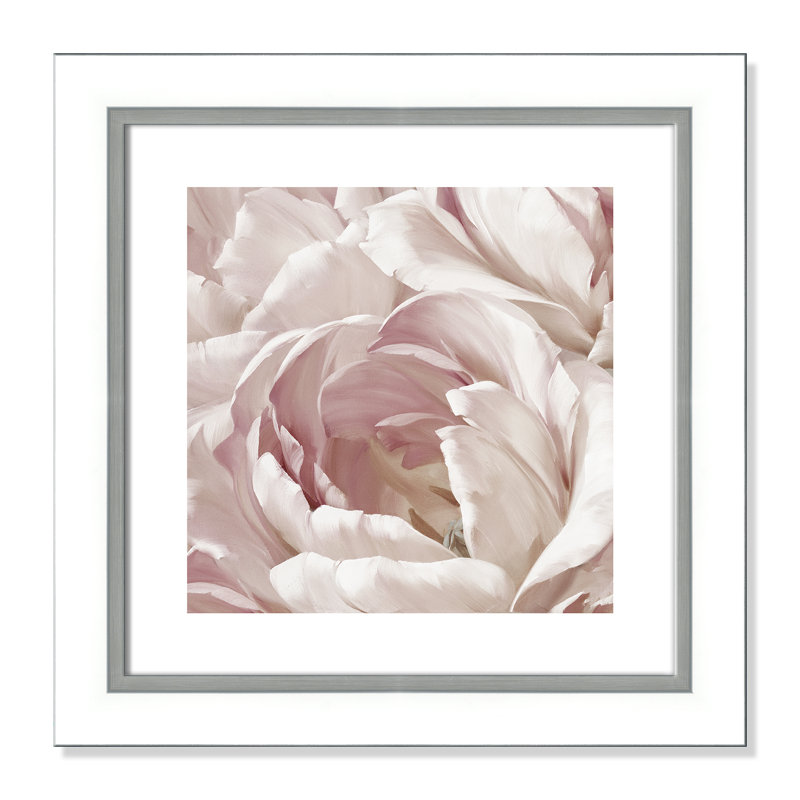 Intime rosé II - photographie, Encadrement blanc / argenté, H 19,25 po x l 19,25 po x P 1,125 po