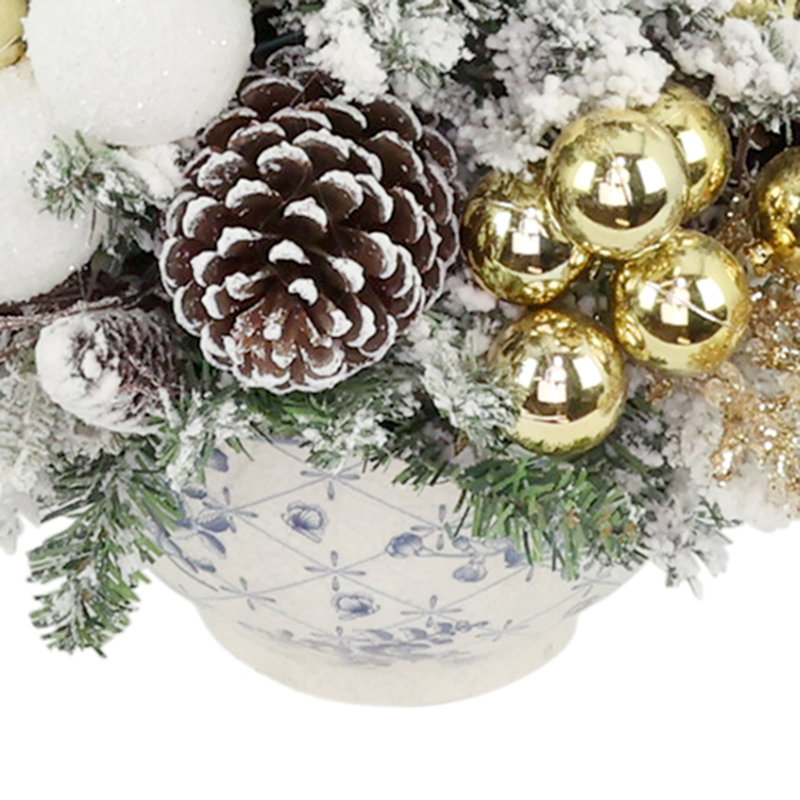 Arbre de Noël pré-éclairé avec ornements et pommes de pin dans un pot en céramique
