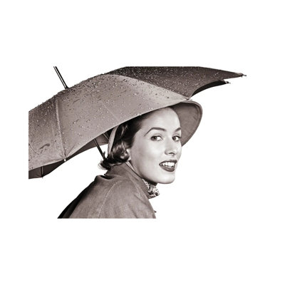 1950S, femme souriante regardant la caméra sous un parapluie portant un imperméable et un chapeau