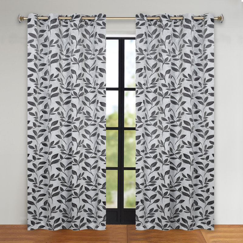 Finklea 100% Polyester Floral Room Darkening Grommet Curtain Panels, l 52 po x L 108 po, Argenté / Noir