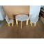 Ensemble de table et de chaises pour enfants avec une conception ergonomique pour tout-petits, des bords arrondis sécuritaires, un panneau de fibres à densité moyenne durable et une fabrication en pin pour une salle de jeux, une chambre à coucher ou une école maternelle.