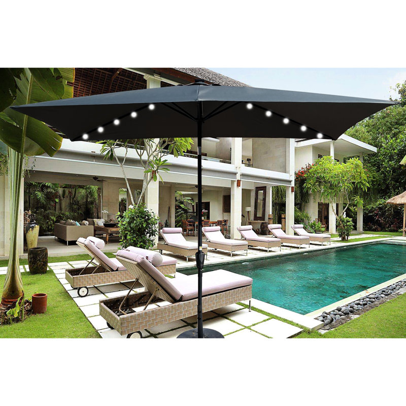 Parasol rectangulaire lumineux à DEL solaires - 3 x 2 m. Toile protégée, manivelle et inclinaison faciles. Parfait pour le jardin, la terrasse et la piscine. Poteau noir, imperméable et facile à installer.