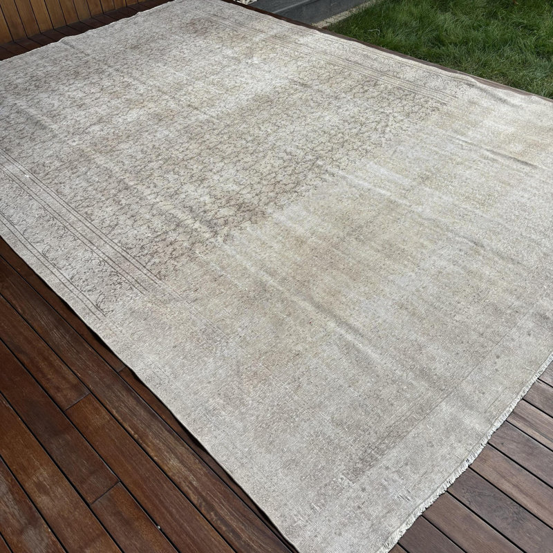 Tapis turc antique antique avec des motifs géométriques pour votre salon spacieux
