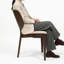 Chaise d'appoint en bois massif Rozella avec dossier incurvé sculpté