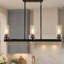Suspension linéaire moderne à 3 lumières avec finitions noire et or foncé, îlot de cuisine