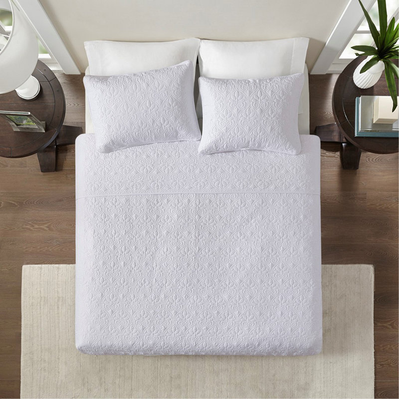 Reversible Quilt Set White King/Cal King, King/California King Quilt + 2 Shams