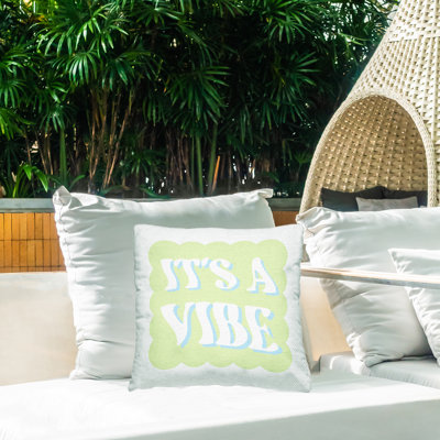 Coussin d'extérieur à imprimé typographique It's A Vibe Green par Wavy