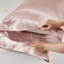 Drap simple en satin - 4 pièces, luxueux, froissé, doux pour les cheveux, convient aux matelas de 16 po, 1 drap plat, taies d'oreiller ajustées, texture lisse, frisottis apprivoisé pendant le sommeil,