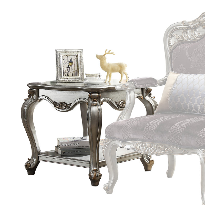 Gracieuse table de bout carrée en platine antique avec plateau en bois festonné