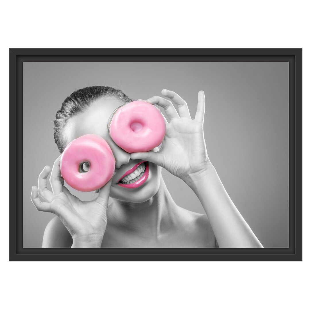 Gerahmtes Wandbild Frau mit Donut Augen