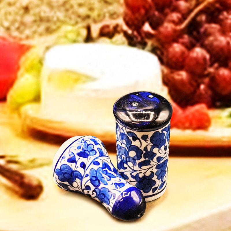 Salière et poivrière Apexglobal Blue Pottery. Magnifiques agitateurs en céramique peints à la main Blue Flowers. 5 cm x 7,5 cm Idée de cadeau unique. Décoration intérieure
