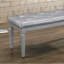 Banc moderne argent avec siège rembourré en mousse et couche de revêtement en similicuir pour chambre à coucher