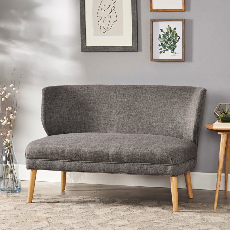 Élégant orange avec des pieds en teinture naturelle pour un décor moderne beige courbé
