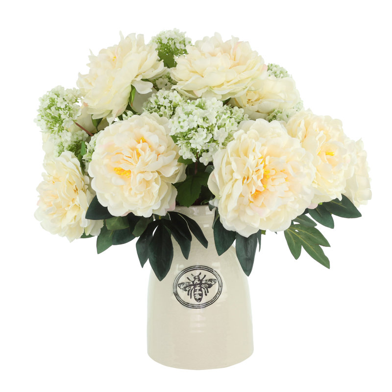 Pivoines disposées dans un vase en céramique